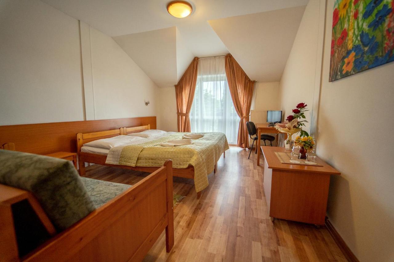 Park Hotel Cingov Сміжани Екстер'єр фото